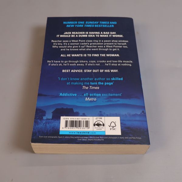 Baksida av boken The Midnight Line med text och synlig ISBN-kod