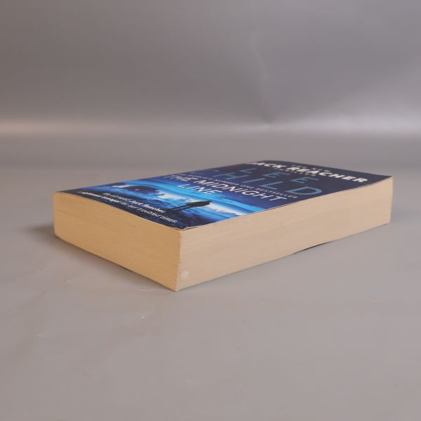 Boken The Midnight Line liggande med undersidan framåt och synligt omslag