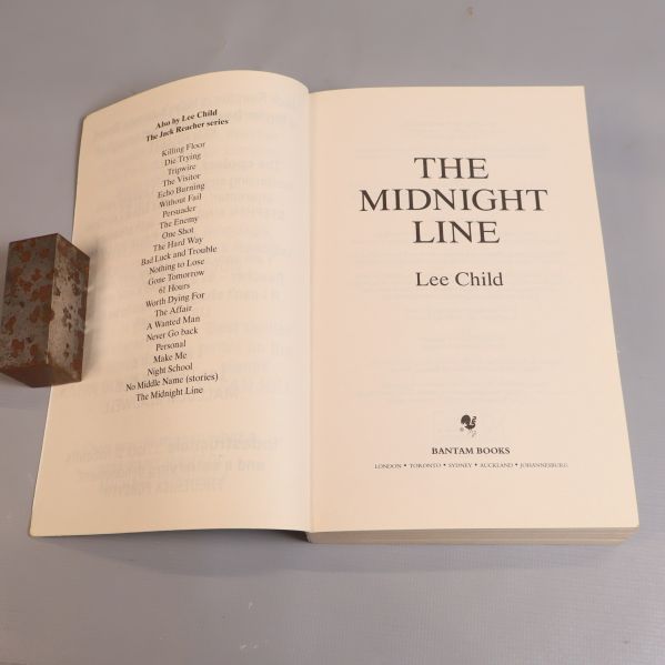 Uppslaget med titelbladet: The Midnight Line av Lee Child