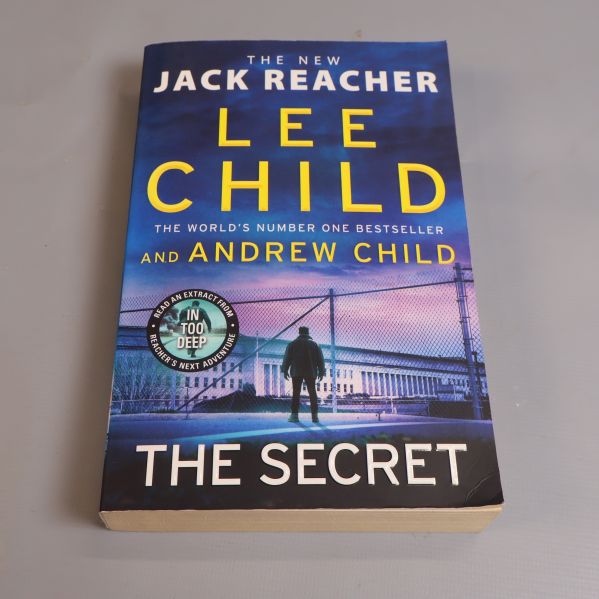 Framsidan av boken The Secret av Lee Child och Andrew Child, blått omslag med siluett