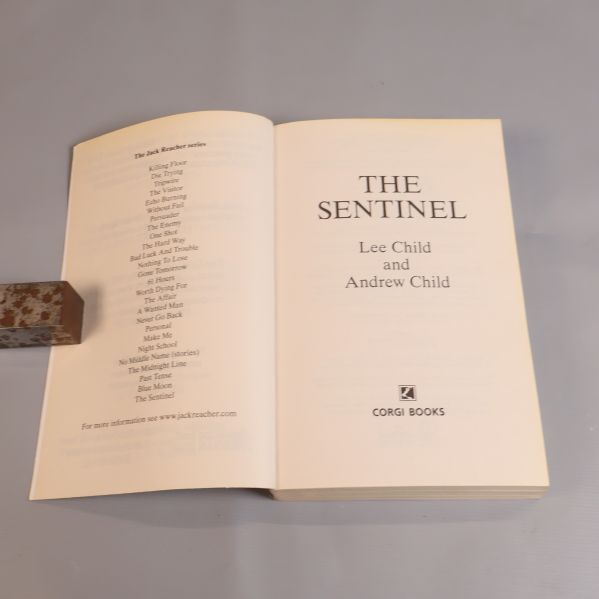 Uppslag med titelsida: The Sentinel av Lee Child och Andrew Child