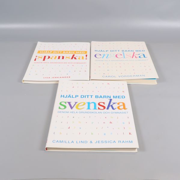 Framsidor av tre böcker: Hjälp ditt barn med engelska, spanska och svenska