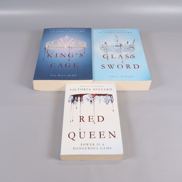 Tre pocketböcker: Red Queen, King's Cage och Glass Sword av Victoria Aveyard
