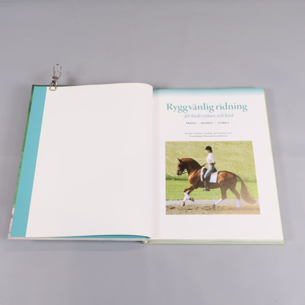 Uppslag ur boken Ryggvänlig ridning med titel och hästfoto