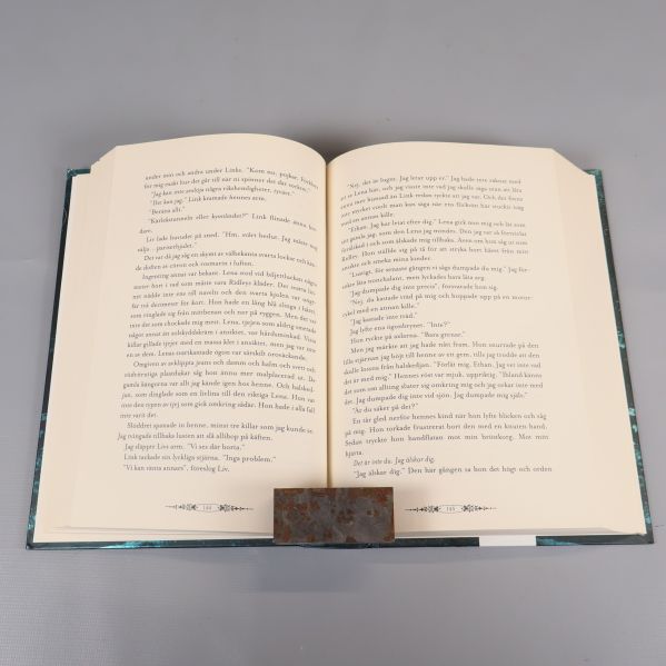 Uppslagen sida ur Beautiful Creatures-bok med text på svenska