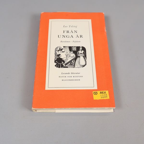 Framsidan av boken Från unga år av Leo Tolstoj med orange omslag