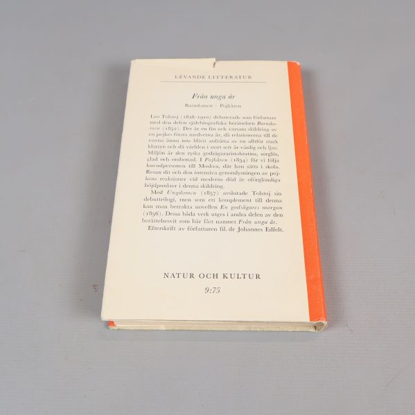 Baksidan av boken Från unga år med beskrivande text och pris