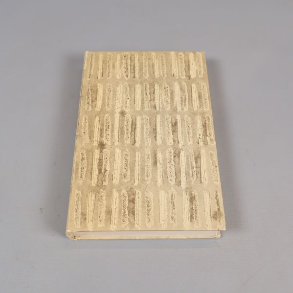 Boken Kaskelotten med mönstrat, beige omslag, sedd uppifrån