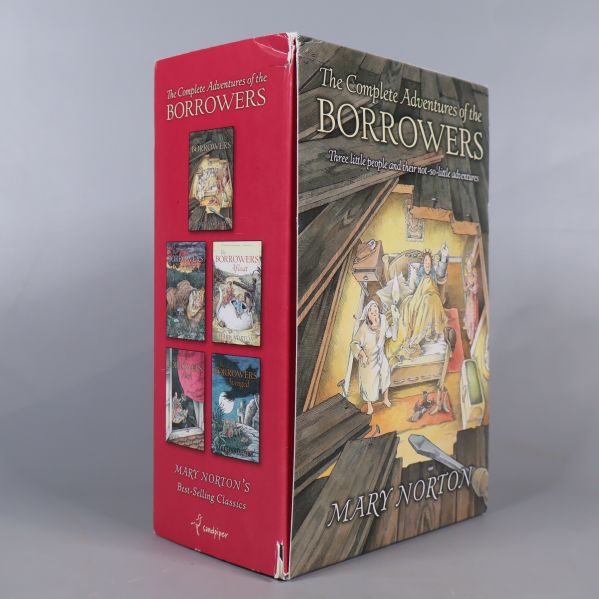 Baksidan och sidan av The Borrowers box med bilder av bokomslag