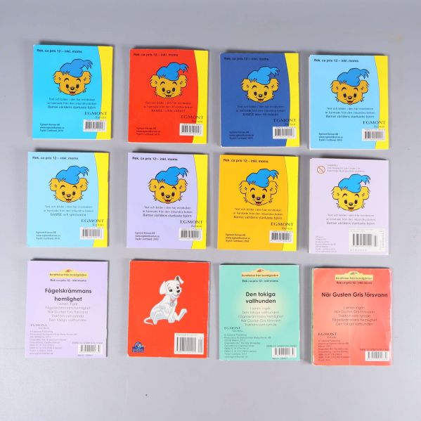 Baksidor av tolv barnböcker med illustrationer på Bamse och djur
