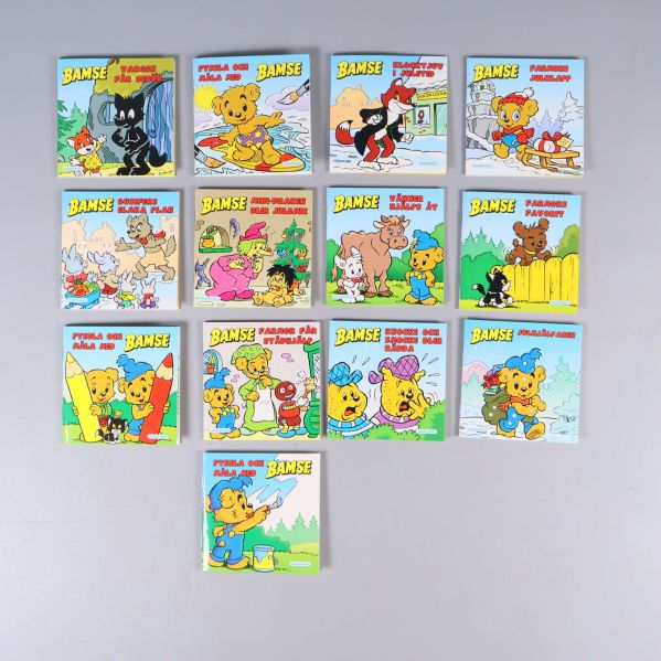 Tretton Bamse-böcker med färgglada framsidor uppställda i rutmönster