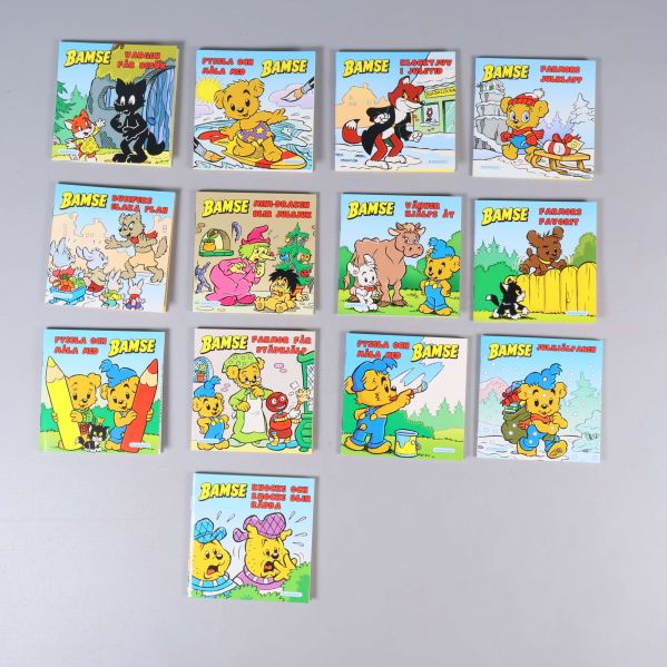 Tretton Bamse-böcker med färgglada omslag i ett rutmönster