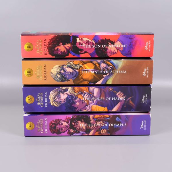 Ryggar på fyra Heroes of Olympus-böcker med titlar och seriemarkeringar