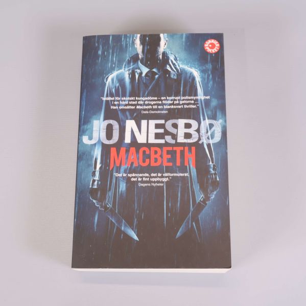 Framsidan på pocketboken Macbeth av Jo Nesbø, med mörkt och spännande omslag