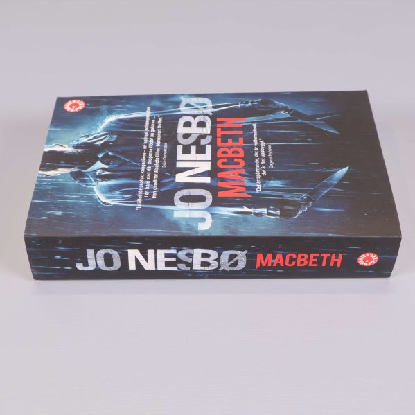 Macbeth av Jo Nesbø liggande, tydlig titel och författarnamn på bokens rygg
