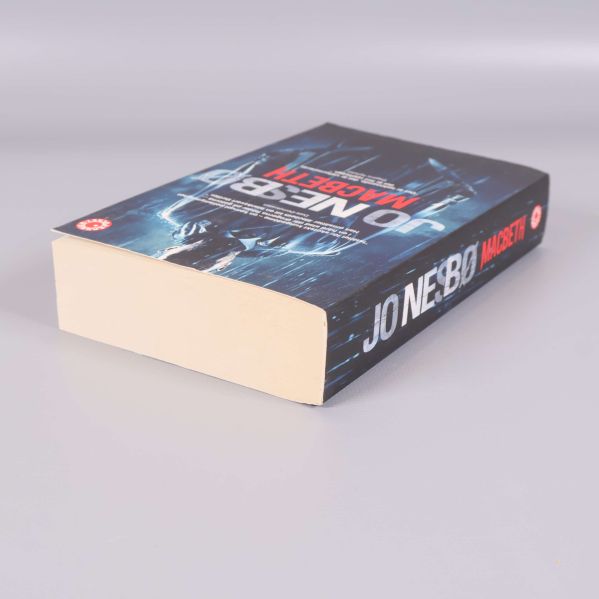 Nedre del av pocketboken Macbeth, sidor synliga med bokens tjocklek