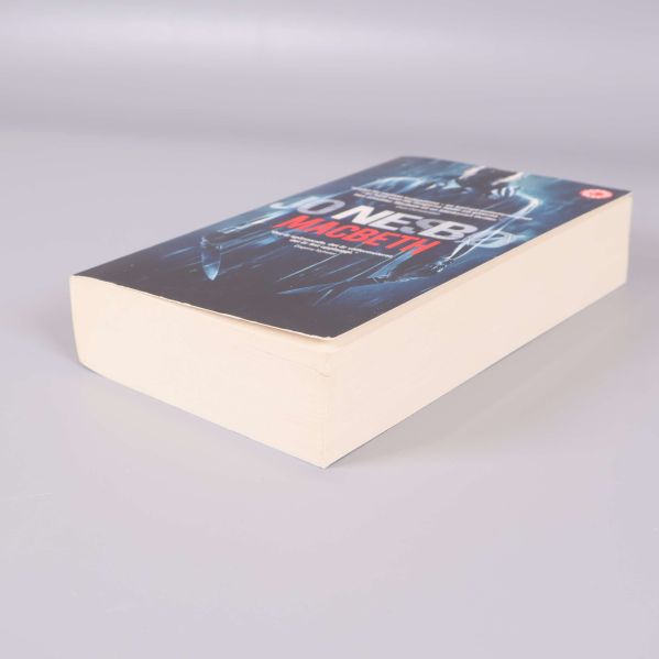 Övre del och sidor av Macbeth av Jo Nesbø, visar bokens bredd