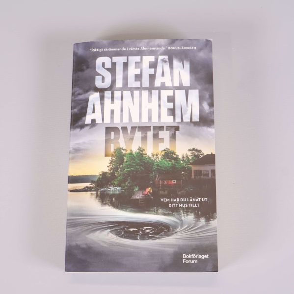 Framsidan av pocketbok Bytet av Stefan Ahnhem med dramatiskt omslag