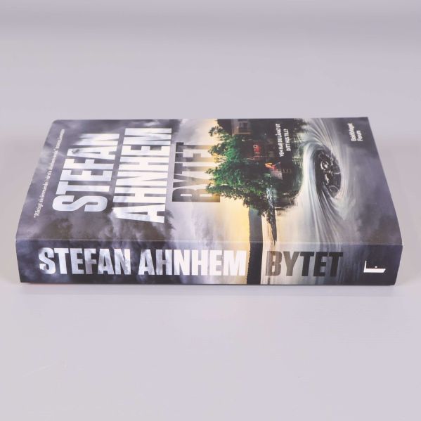 Bokrygg på Bytet av Stefan Ahnhem, liggande vy