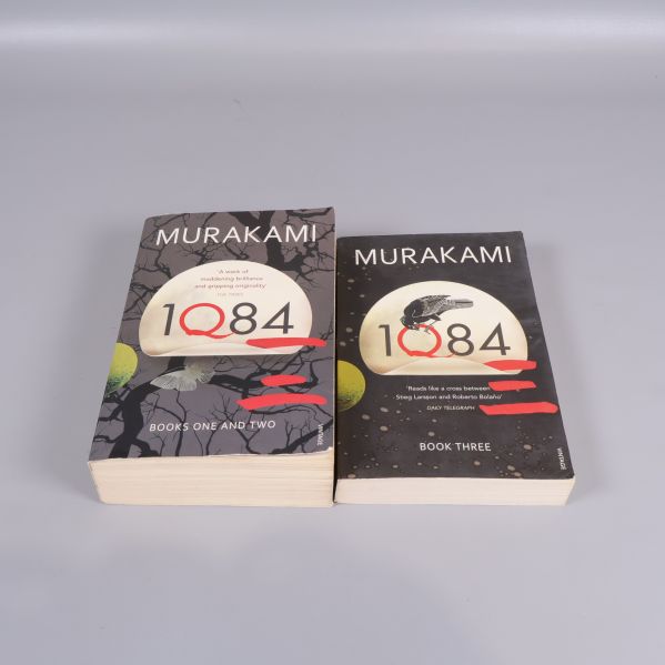 Två pocketböcker av Haruki Murakami: 1Q84 Books One and Two samt Book Three