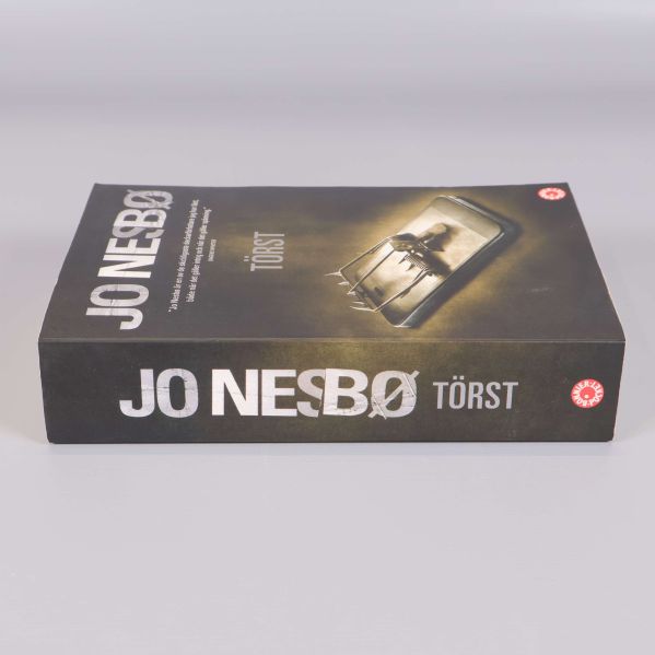 Bokrygg och framsida av Törst av Jo Nesbø