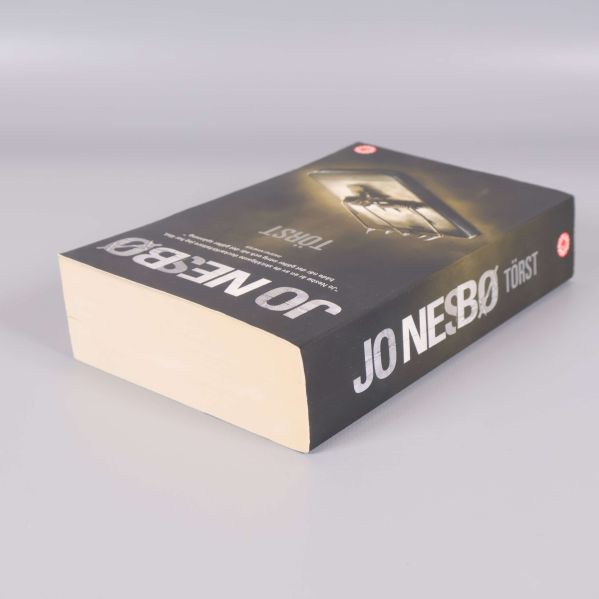 Sned vy på Törst av Jo Nesbø med rygg och sidor