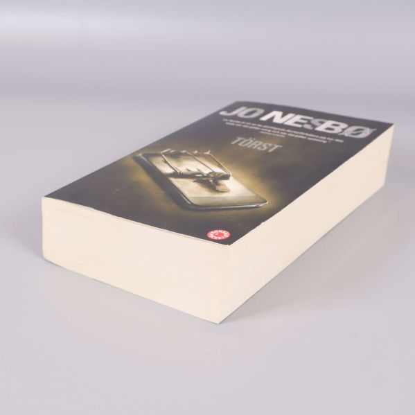 Pocketboken Törst av Jo Nesbø från ett lågt perspektiv