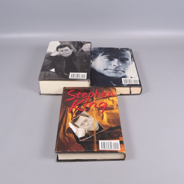 Baksidor av tre Stephen King-böcker med författarporträtt och streckkoder