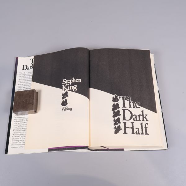 Uppslagen inlaga från The Dark Half med titelblad och grafisk design