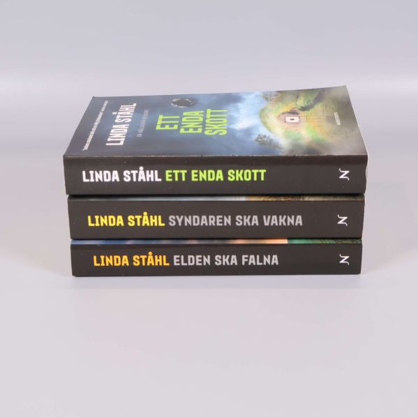 Tre pocketböcker av Linda Ståhl staplade med ryggen synlig