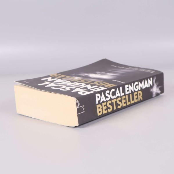 Boken sedd från sidan, tjock pocketbok med svarta kanter