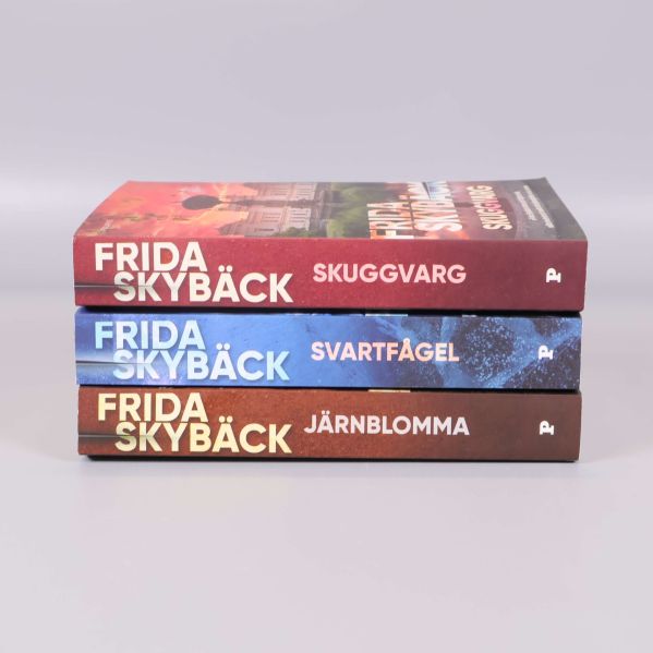 Ryggarna på tre pocketböcker med Frida Skybäcks namn och boktitlar