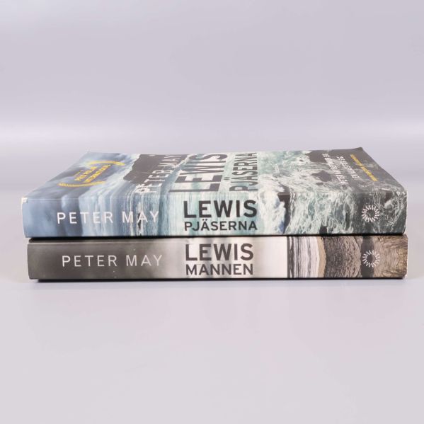 Ryggarna på två pocketböcker ur Lewis-serien av Peter May