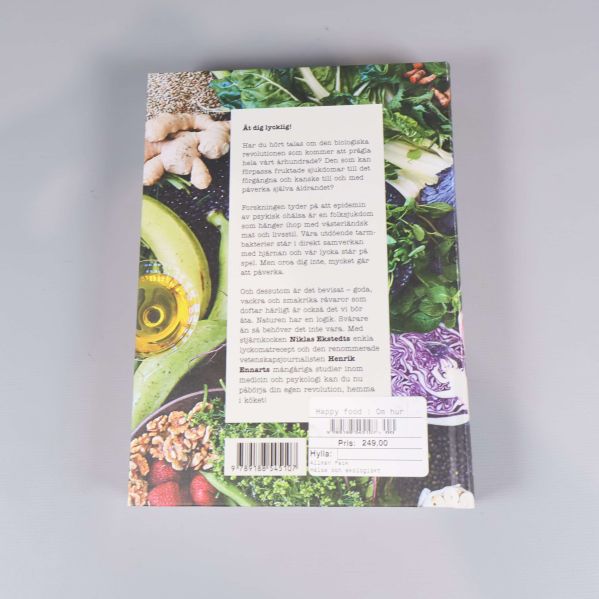 Baksidan av boken Happy Food med text och färgglada ingredienser