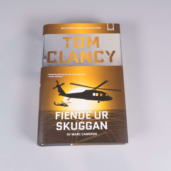 Framsidan på boken Fiende ur skuggan av Tom Clancy med helikoptermotiv