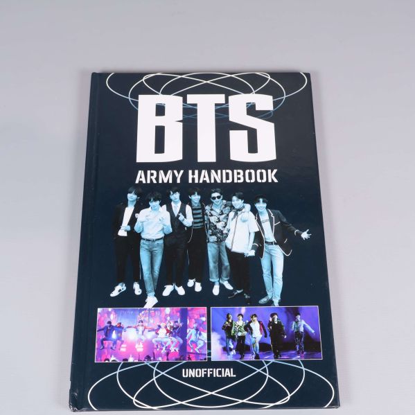 BTS Army Handbook framsida med gruppbild och konsertbilder