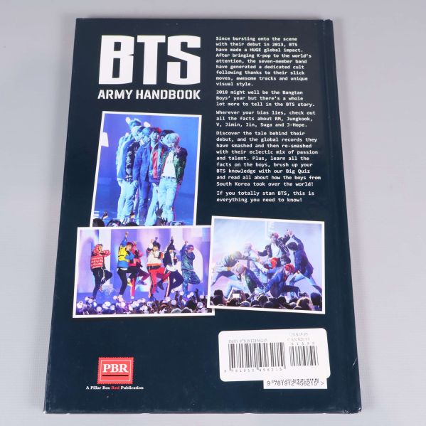 Baksida av BTS Army Handbook med text och bilder från konserter