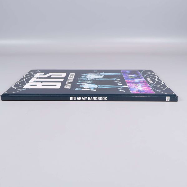 Sidan av BTS Army Handbook visar bokrygg och tunn profil