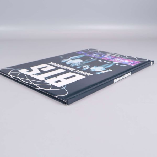 BTS Army Handbook liggande snett, framsidan synlig