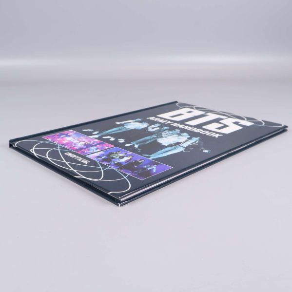 BTS Army Handbook snett ovanifrån med konsertfoton