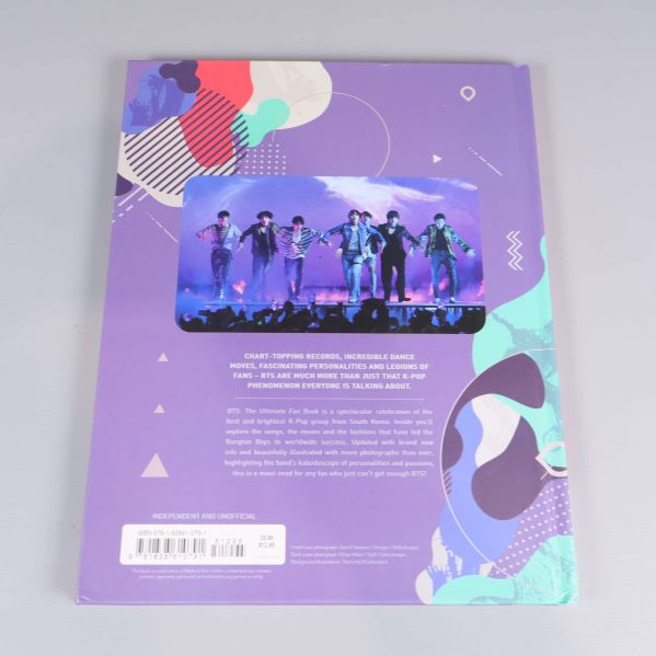 Baksida av BTS The Ultimate Fan Book med konsertfoto och beskrivande text