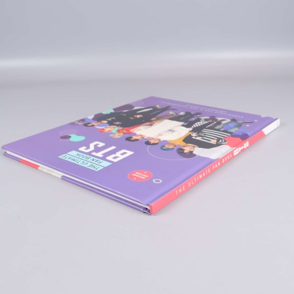BTS The Ultimate Fan Book från vinkel som visar både framsida och rygg