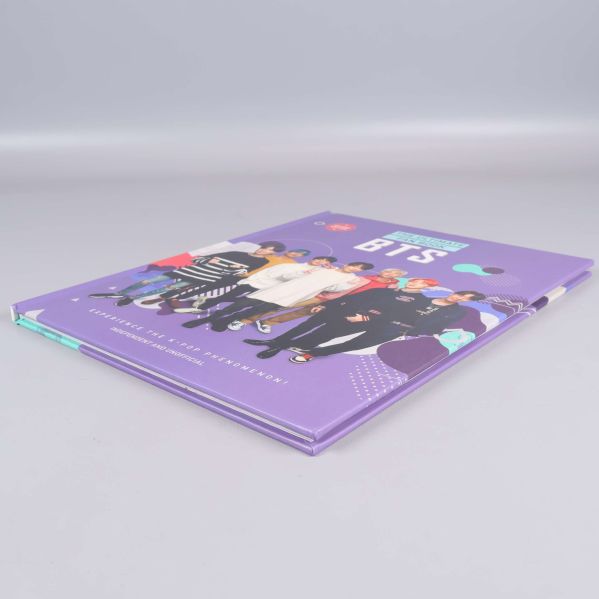 BTS The Ultimate Fan Book från vinkel som visar omslagets lila färg och grafiska detaljer