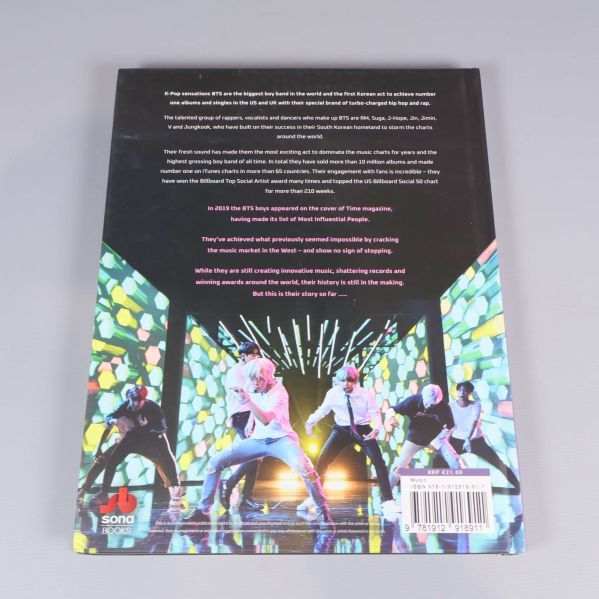 Baksidan av BTS Dynamite med gruppen uppträdande, text och ISBN-nummer
