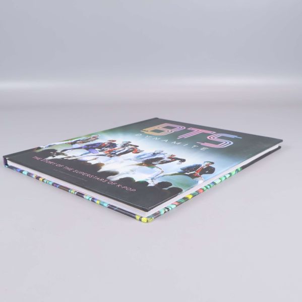 Boken BTS Dynamite snett ovanifrån med färgglad kant