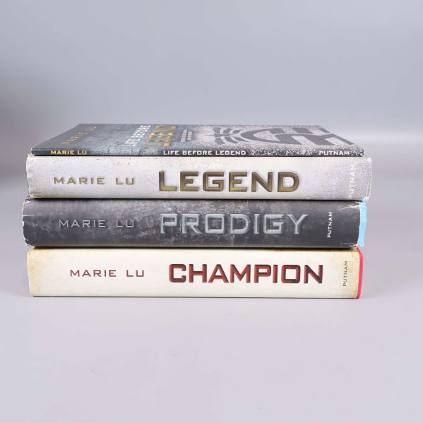 Bokryggar på Legend, Prodigy och Champion staplade på varandra