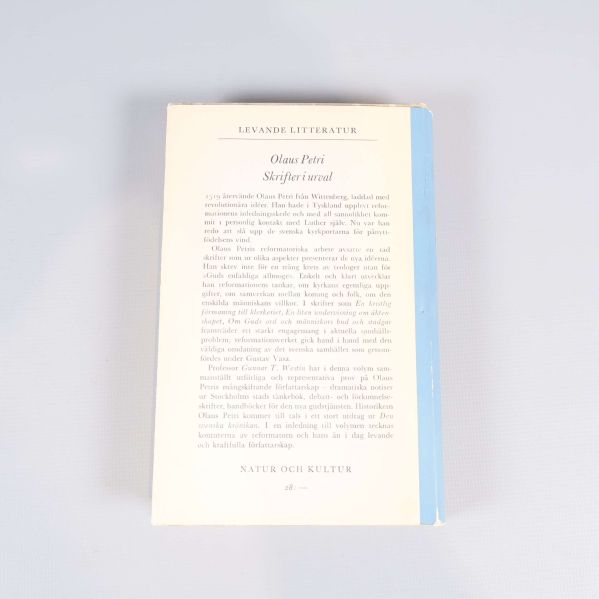 Baksida med text om Olaus Petri och bokens innehåll
