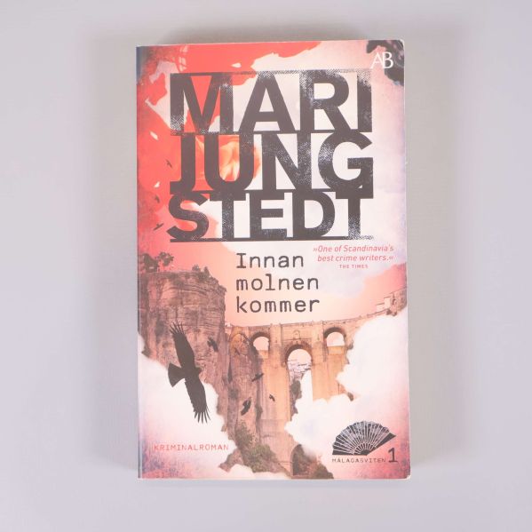 Framsidan av Innan molnen kommer av Mari Jungstedt med färgstarkt omslag