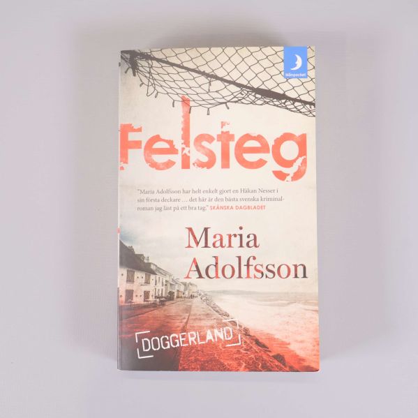 Framsidan av pocketboken Felsteg av Maria Adolfsson med rött och beige omslag