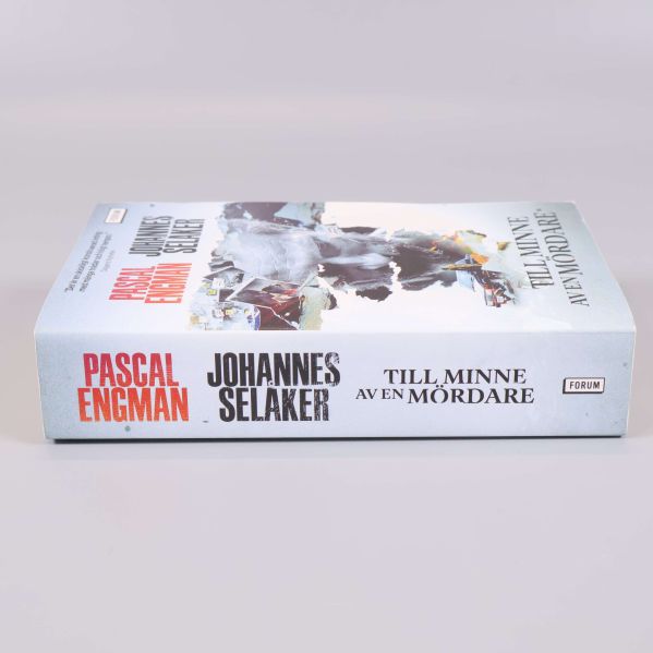 Rygg på boken Till minne av en mördare med tydliga författarnamn